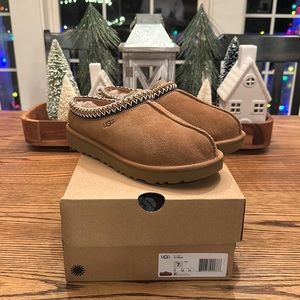Brand new authentic UGG Tasman in chestnut.